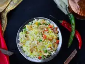 Duftender Basmatireis mit Minze und Cashews, ein aromatisches, schmackhaftes Gericht für eine perfekte Beilage.